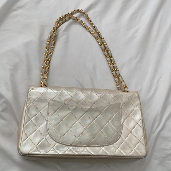 CHANEL classic flap Made In France iridescent pearl white leather gold hardware - Picture 3 of 16